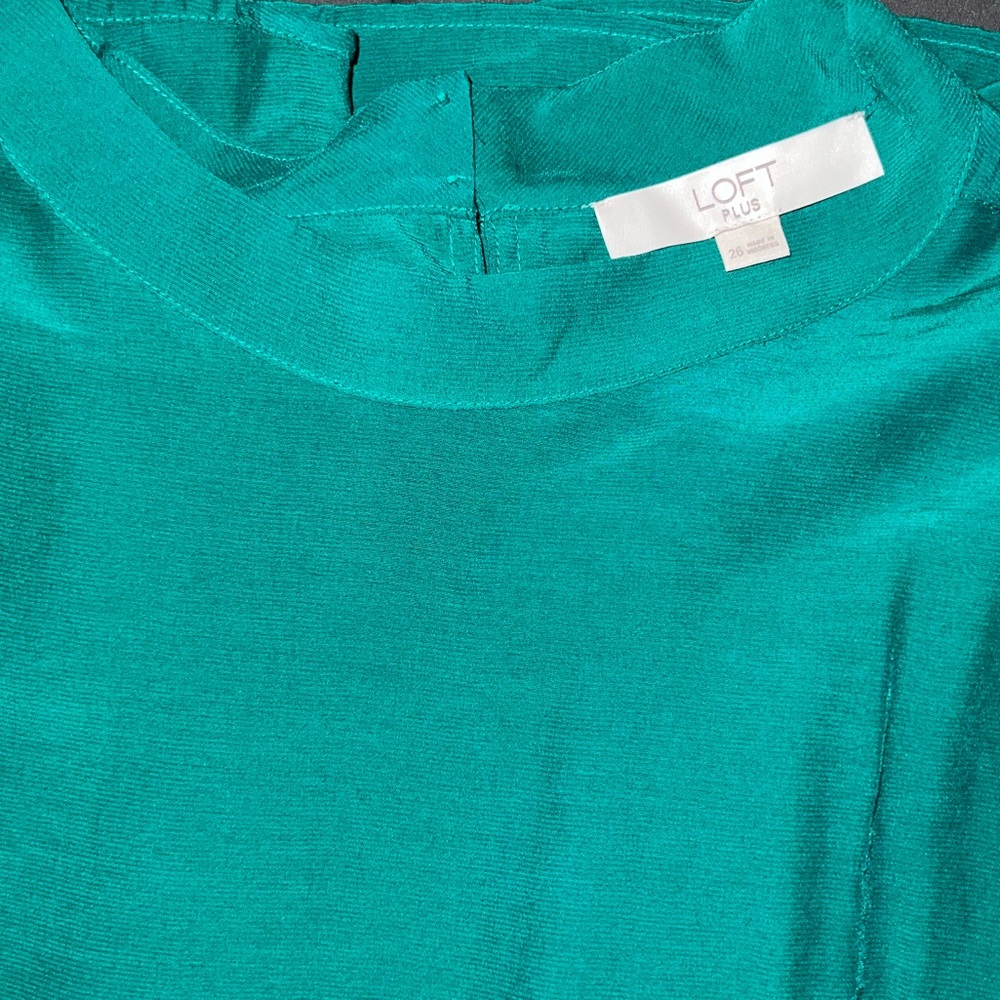 LOFT Plus Size 26 Green long sleeve blouse with 3 buttons on the back